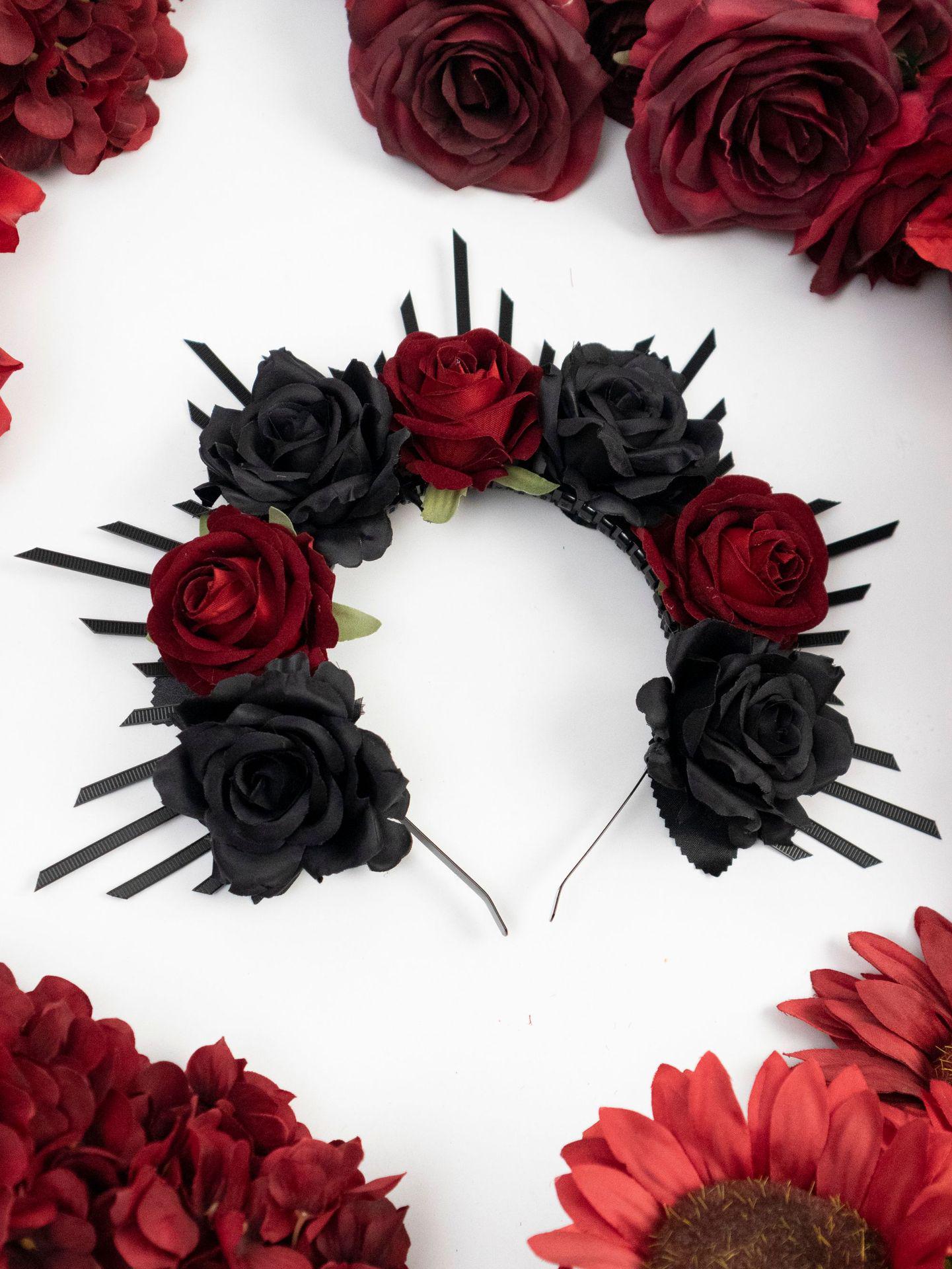 

Готическая темная тиара-нимб из роз для Хэллоуина и Дня мертвых бордовый/чёрный