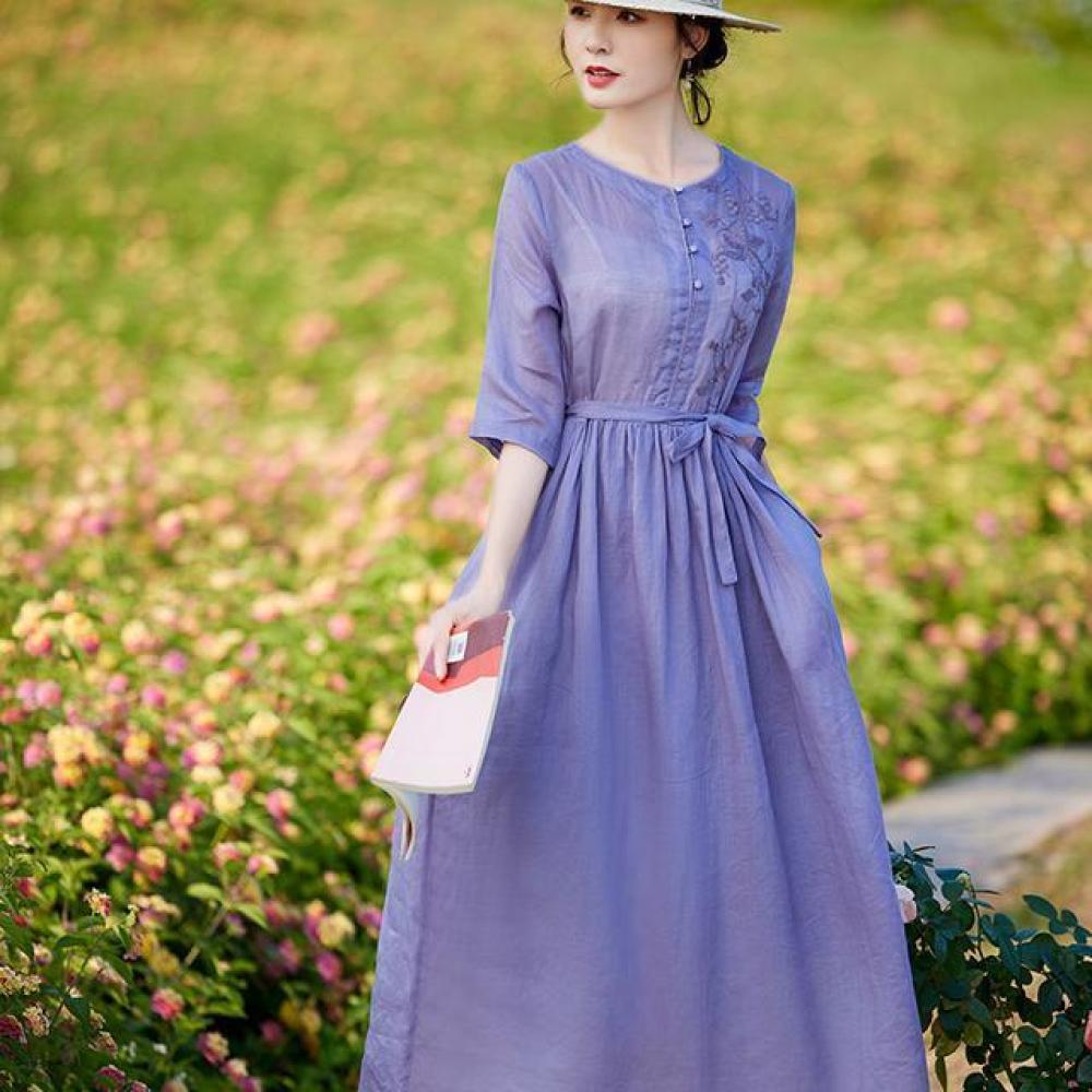 

Платье средней длины со средними рукавами и художественной вышивкой на шнуровке