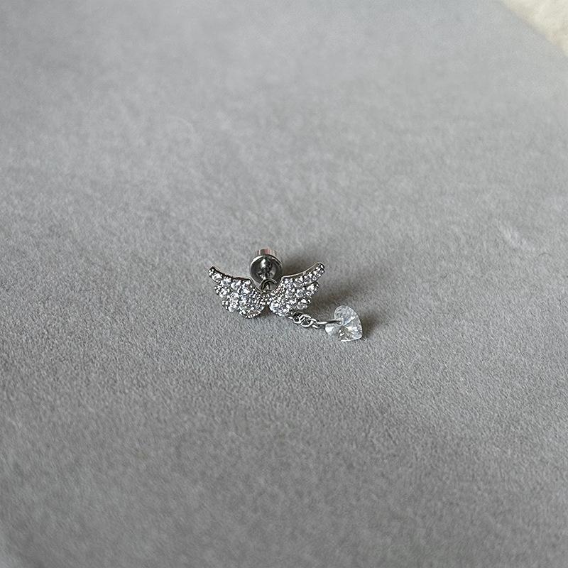 

Серьги-пусеты «Крылья ангела с бриллиантовым сердцем из циркония» - Титановая сталь для женщин