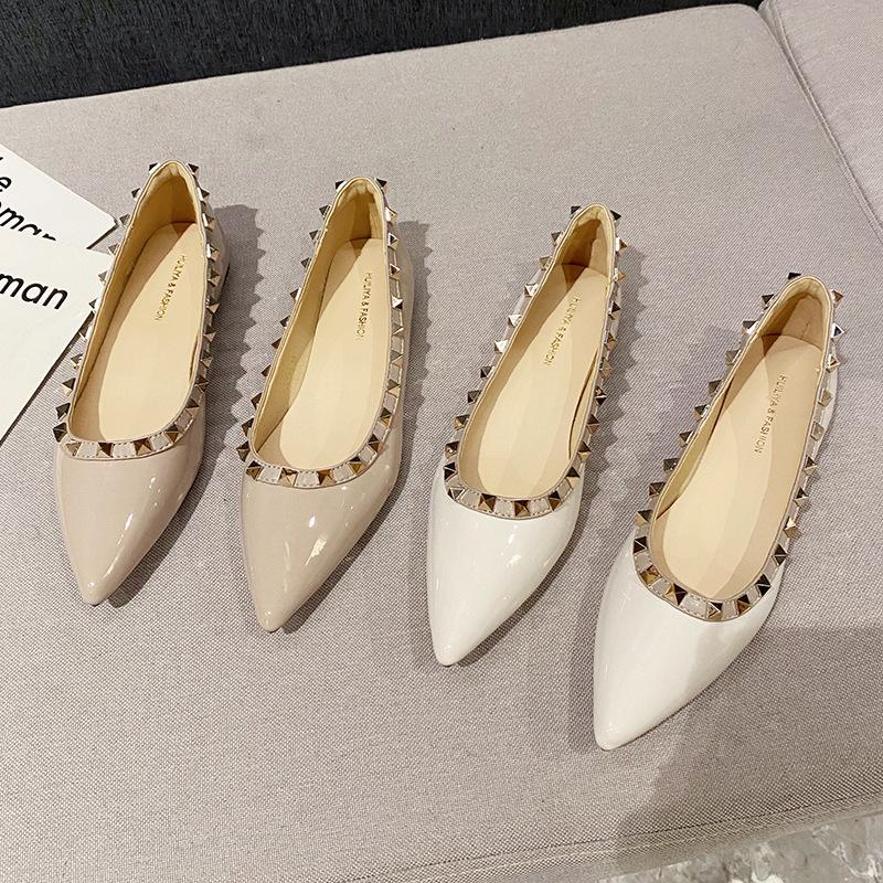 New Pointed Toe Women Flat Shoes Spring Autumn Rivets Classic Ladie Flats Black All Match Soft Boat Shoes Ladies Shoes Fashion