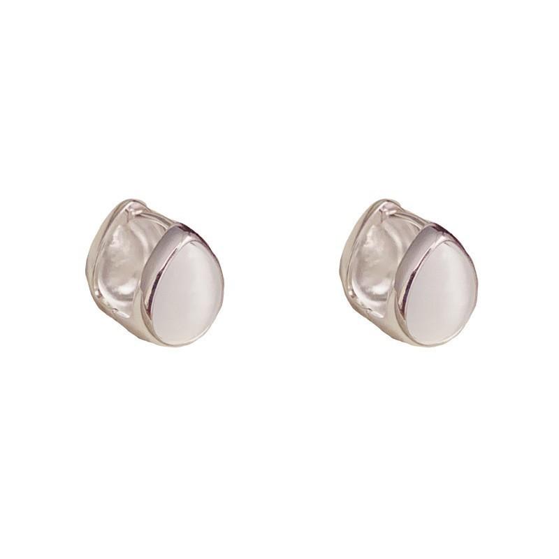 Trendy silver cat eye water drop ear buckles, simple and versatile earrings, light luxury high-end earrings.