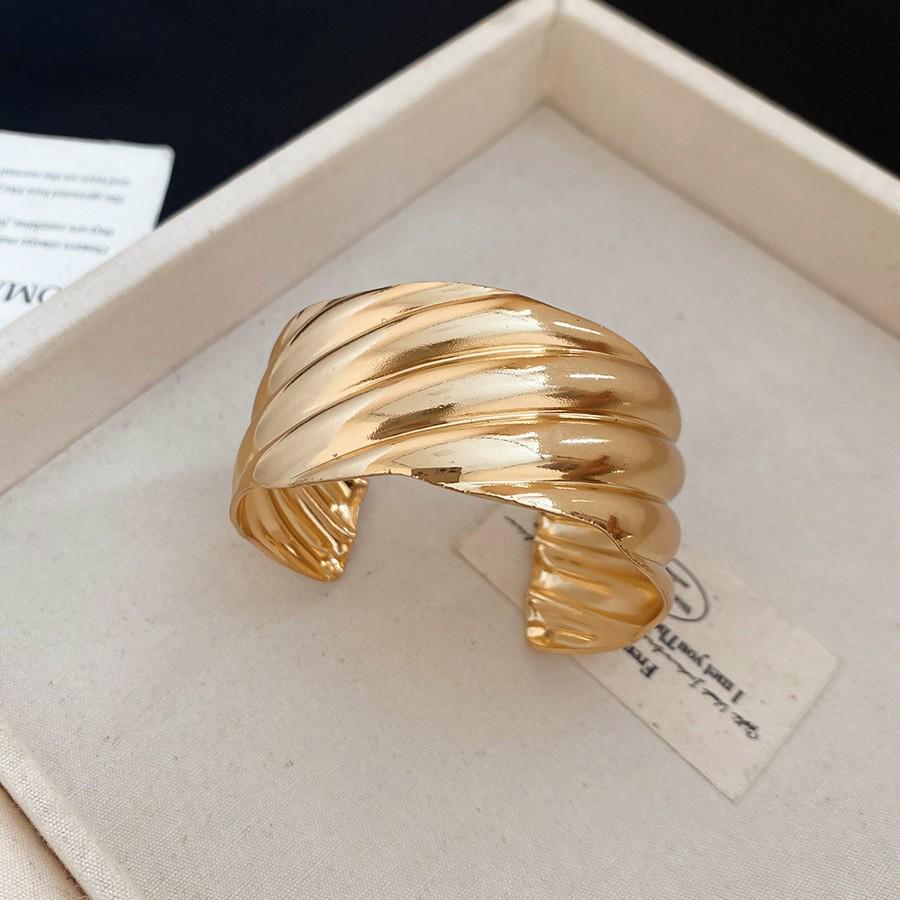 European-American Geometric Metallic Open Bangle: Simple, Versatile, Niche Design Bracelet