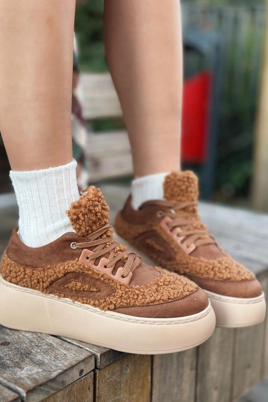 

Женские кроссовки Poffy Plush на толстой подошве светло-коричневого цвета