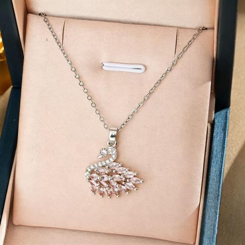 Collar de cadena para clavícula de acero de titanio con colgante de cisne incrustado de circonita para mujer, cadena niche y versátil de acero de titanio
