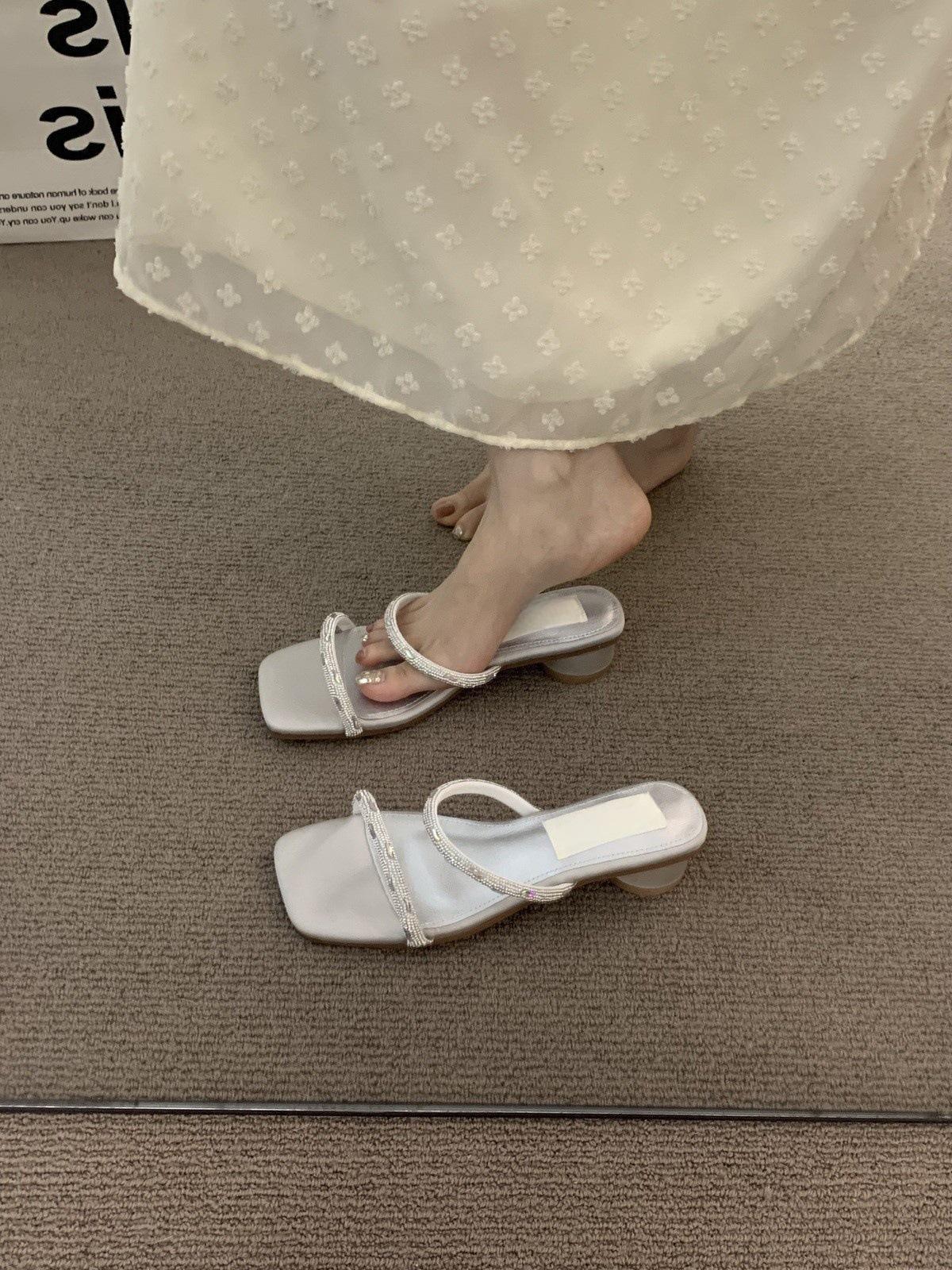 

Coarse heel high-end black rhinestone cool slippers women s shoes outer wear 2025 summer temperament with skirt sandals 40 серебряный