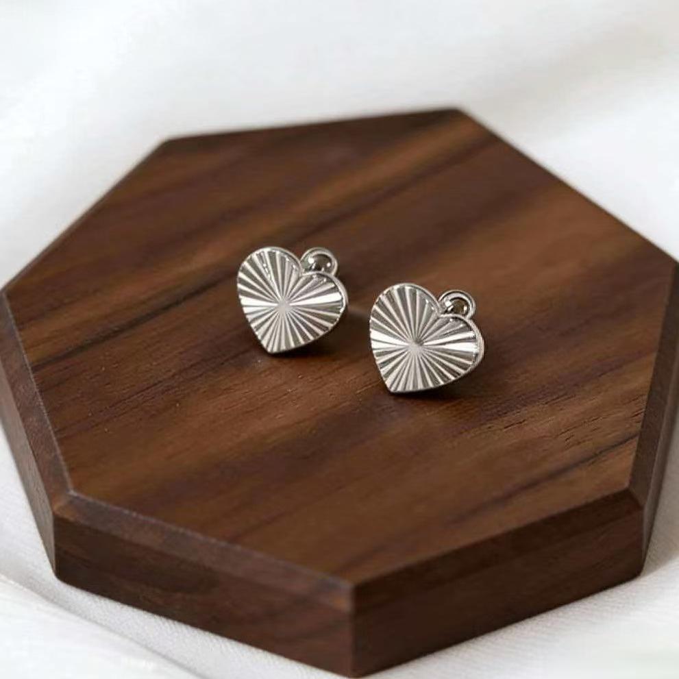 Screw-Design Heart Titanium Steel Stud Earrings for Women - Elegant Laser-Engraved Cartilage Jewelry серебряный