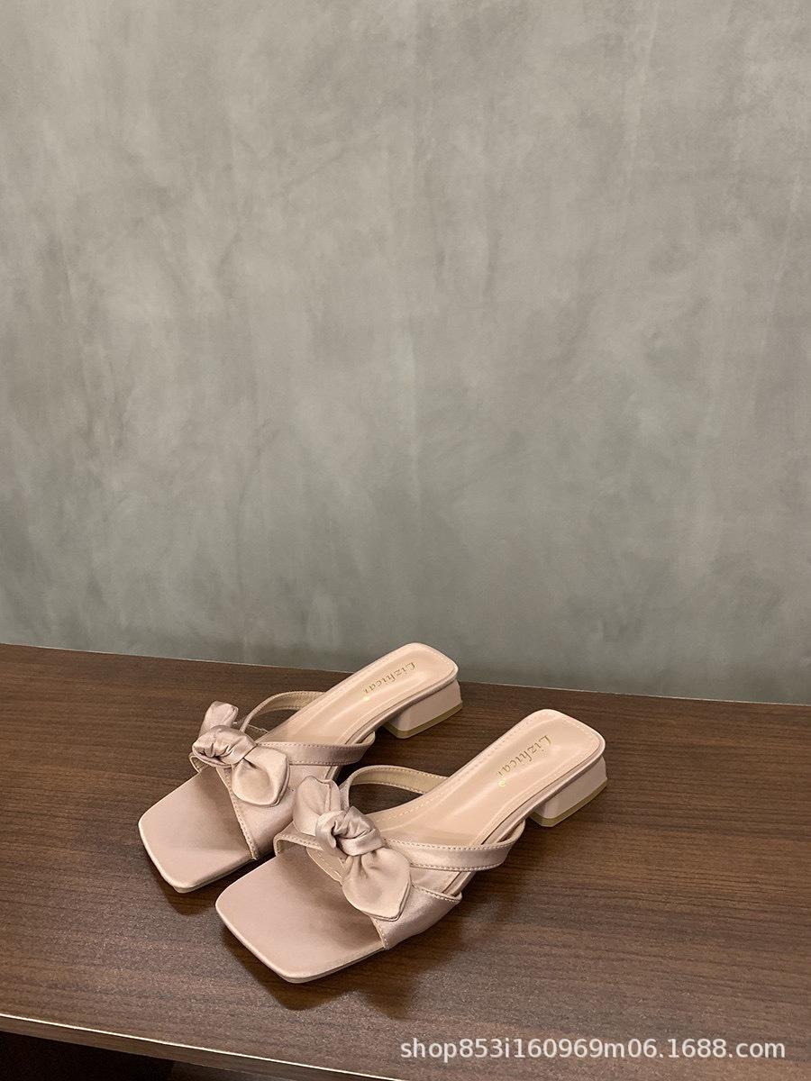 

French open-toed medium-heeled square-headed slippers for women to wear 2025 summer evening wind thick-heeled bow cool slippers for women 40 рожевий