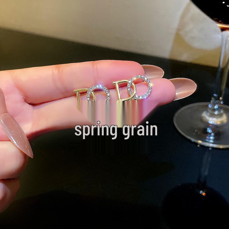 Boucles d'oreilles de luxe tendance 2024 accrocheuses pour femmes: Boucles d'oreilles à clous tendance et polyvalentes pour l'automne et l'hiver