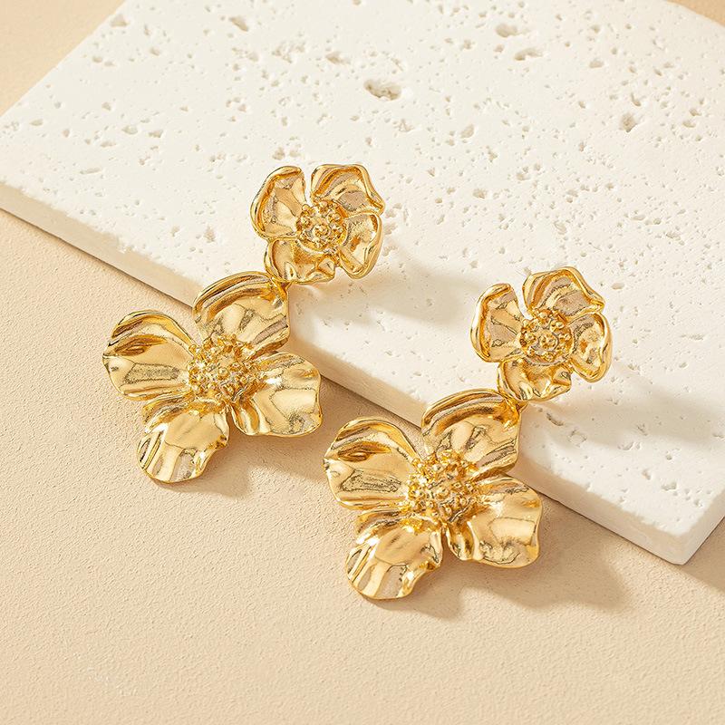 1 Pair of Personalized and Creative Gold Color Flower Pendant Earrings, Women's Fashion Trend Holiday Party Accessories Gift