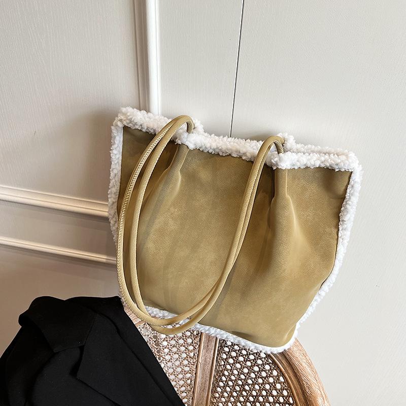 

Осень и зима замшевая сумка Maillard женская 2025 новая на плечо портативная сумка для通勤 сумка-тоут из овечьей шерсти сумка-ведро зелёный