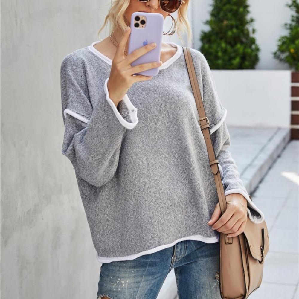 Женский вязаный свитер с круглым вырезом и кисточкой на спине — фото 3