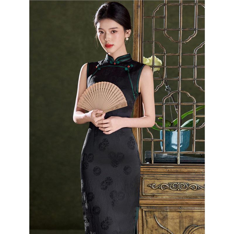 Black Sleeveless Jacquard Qipao: Retro, Elegant Spring/Summer Dress for Women