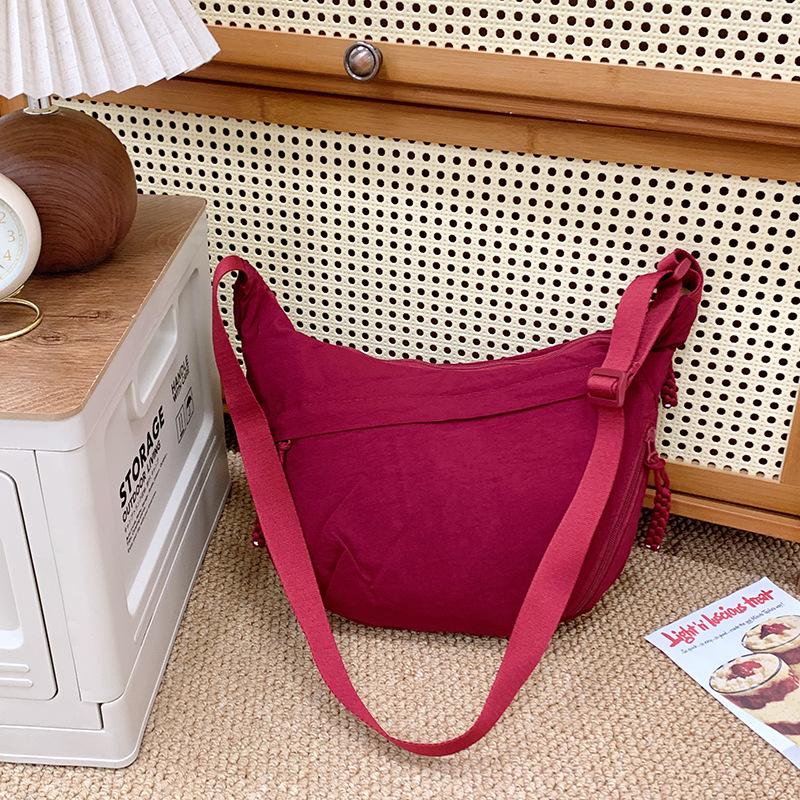 Popular Casual Simple Women's Lightweight Dumpling Bag Fashionable Versatile Solid Color Commuter Messenger Women's Bag