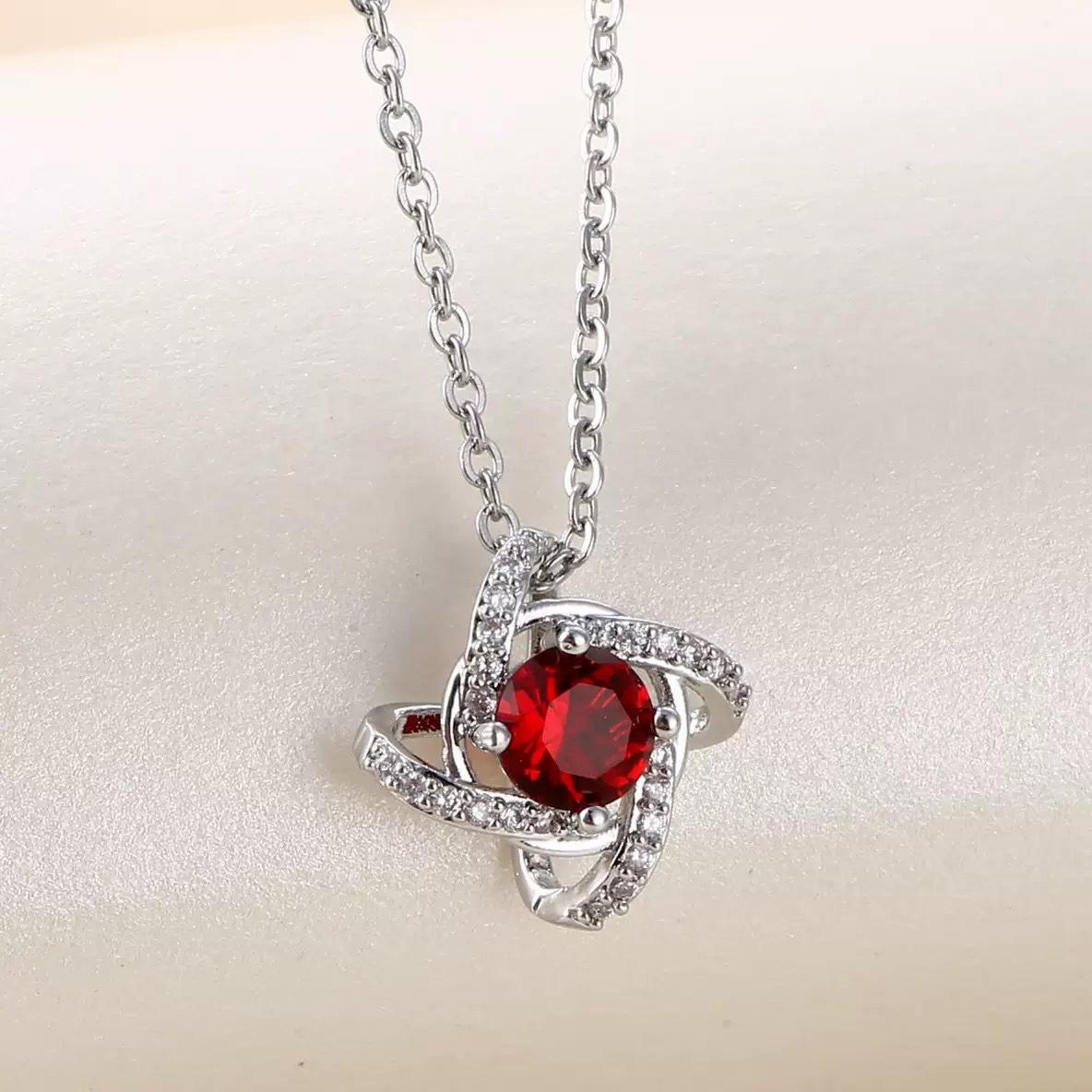 

Ожерелье с бриллиантами и клевером Eternal Star на ключицу