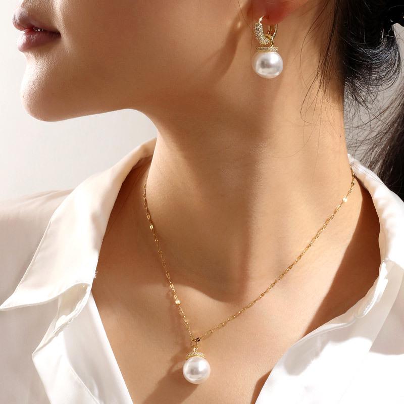 Модный женский набор: колье и серьги с жемчугом и цирконами