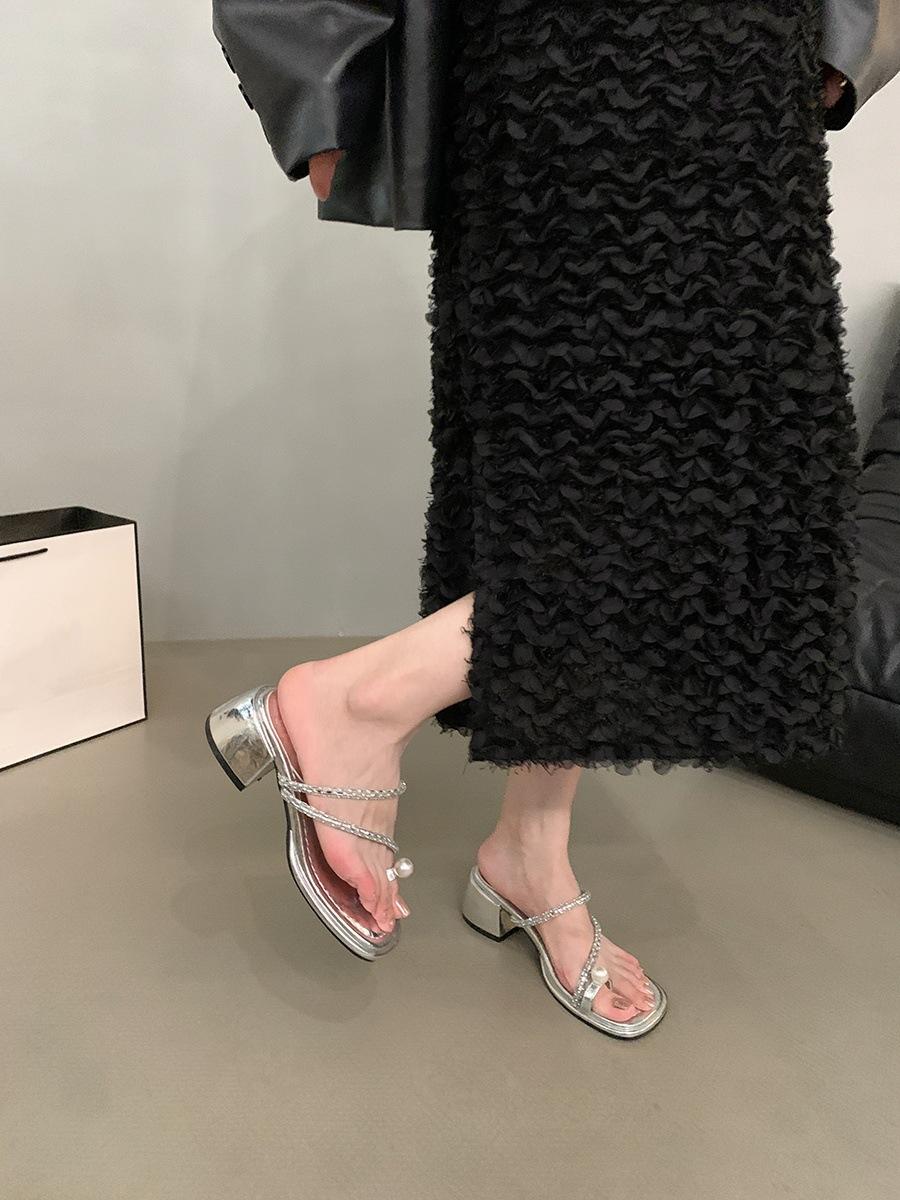 

Шлепанцы на толстом каблуке женские носят новые сандалии с открытым носком феи темпераментная мода жемчужные пляжные туфли летом 40 серебряный