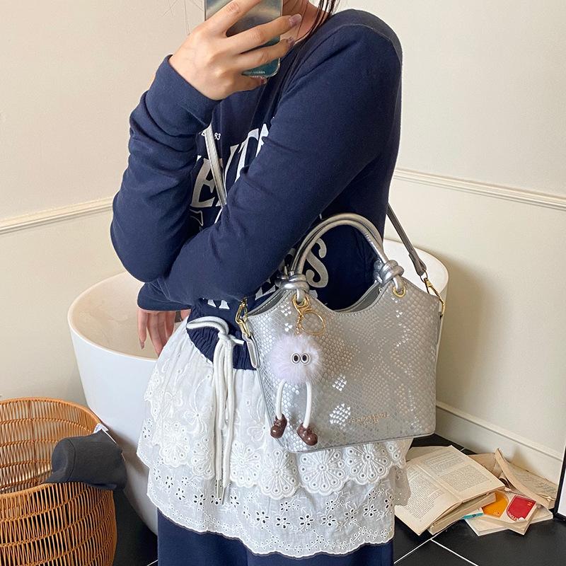 Portable bucket bag women's 2025 new summer fashion handbag versatile commuter casual shoulder messenger bag
