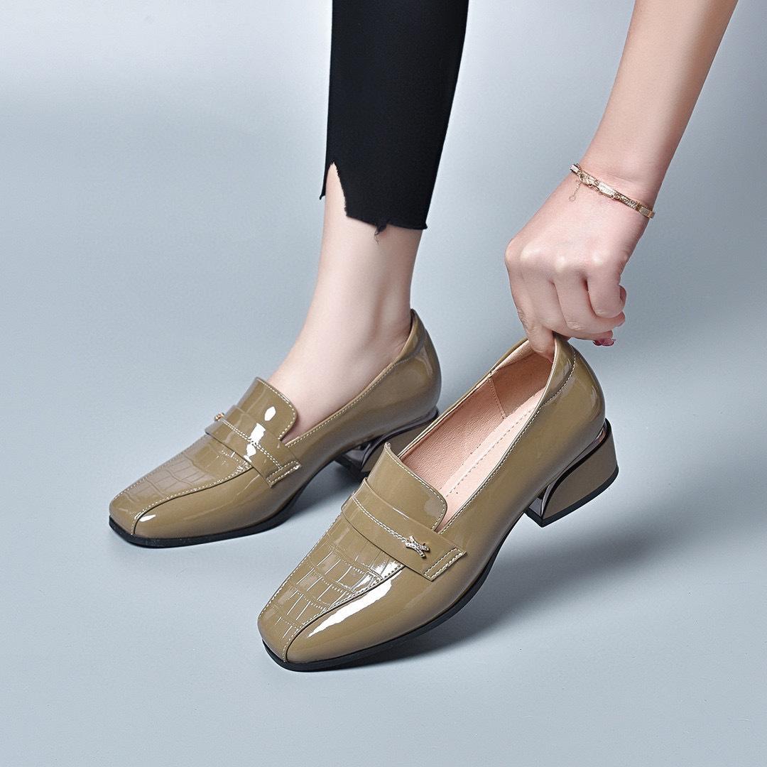 

Женские туфли-лодочки весенние простые темпераментные на квадратном каблуке рабочие туфли коровья лакированная кожа с мелким вырезом на одной педали два вида высоты кожаные туфли 40