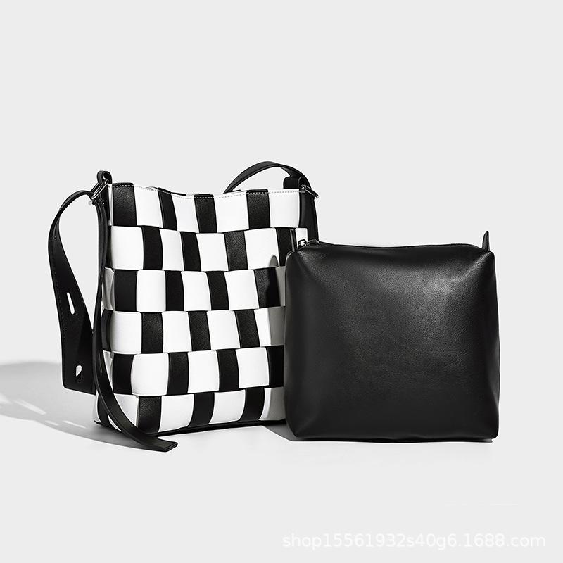 Vacation Style Niche Woven Bucket Bag, Women's New Fashionable Black and White Grid Single Shoulder Bag, Crossbody Bag, Large Capacity