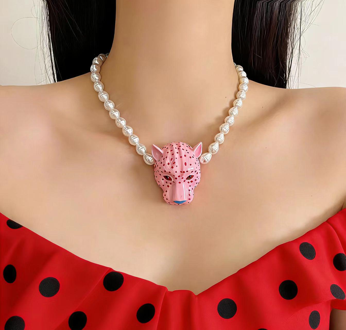 Niche Enamel Leopard Head Pendant Pearl Necklace for Women розовый