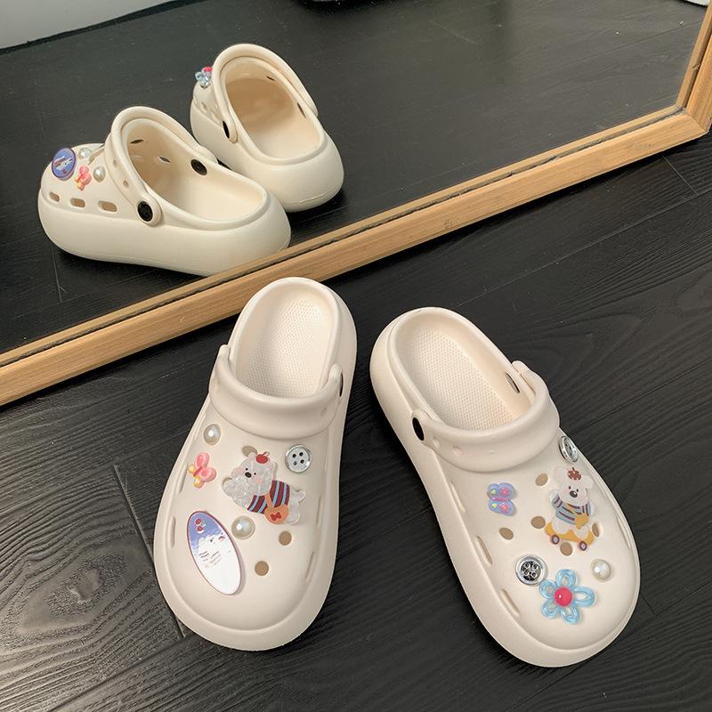 Internet Celebrity Explosion Cute Cartoon Black Platform Hole Shoes Women 2025 New Summer Wear Stepping On Shit Feeling Bag Head Drag