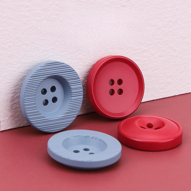 Velký Kulatý 4 Dírkový Pryskyřičný Šicí Knoflík Černý Bílý Červený Knoflíky Scrapbooking Pro DIY Řemesla Oblečení Kabát Svetr Dekor 25/27Mm