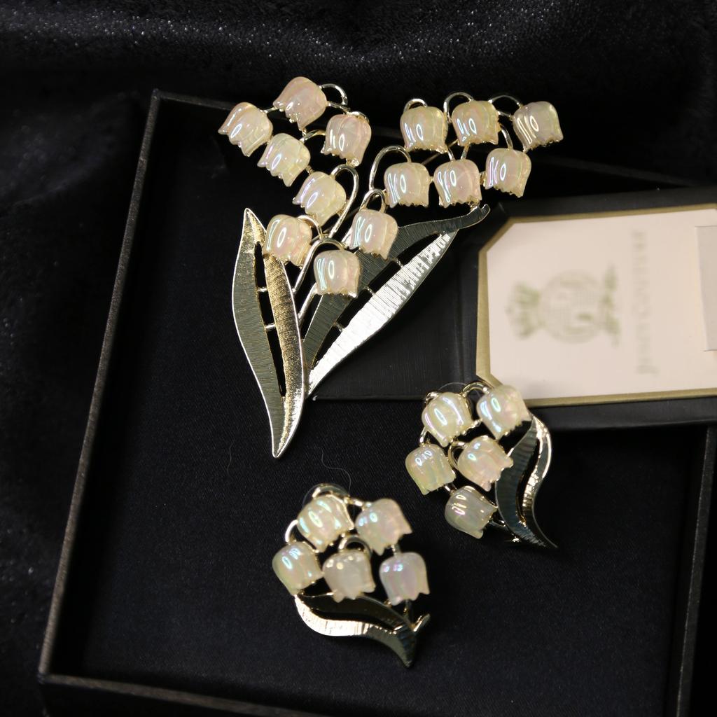 Classic Elegant Women Girls Fashion Lily of the Valley Flower Badges Pin Exquisite Lady Dazzle Floral Shining Brooch Jewelry