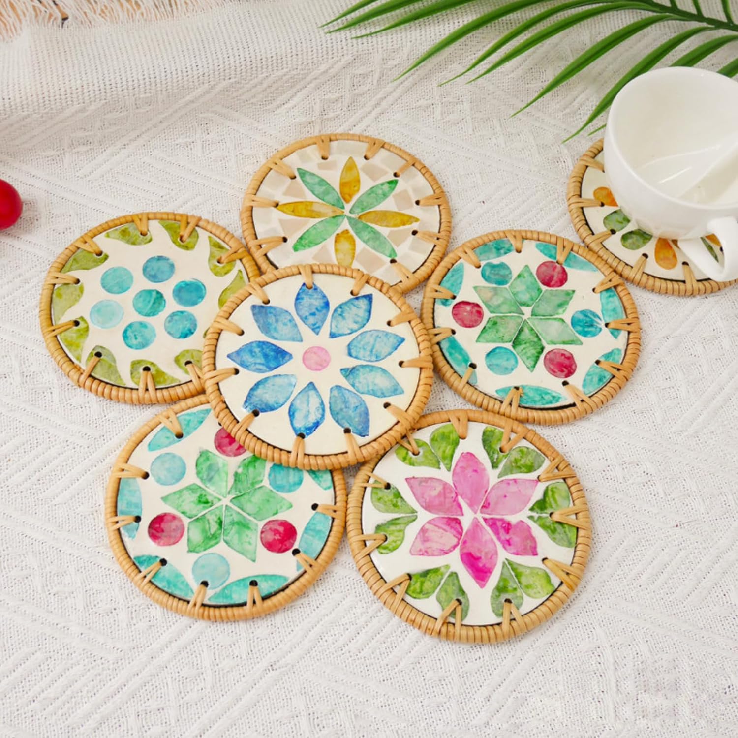 

6 шт. Декоративные подставки в стиле бохо с золотой подставкой - 4 дюйма, из ротанга и ракушки перламутра, коврики для чашек для журнального столика, набор из 6 декоративных разноцветных