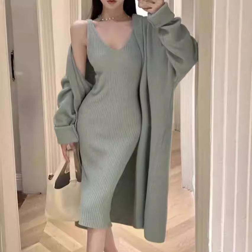 Dámský dlouhý pletený kardigan s výstřihem do V a set šatů na ramínka 2024