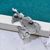 Neue Metall Violine Gitarre Broschen Für Frauen Und Männer 2 Farben Vintage Punk Nette Tier Brosche Pins Schmuck Weihnachten geschenk