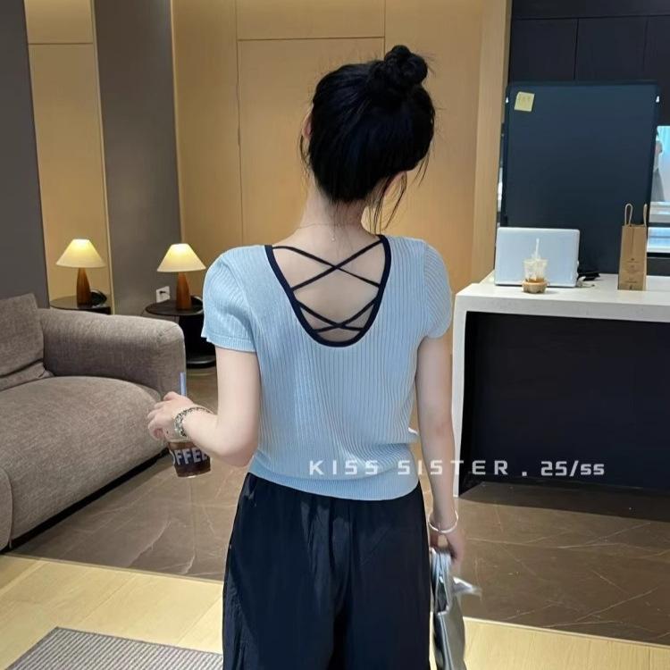 A Stylish Round-neck Knitted Short-sleeved, Front-shoulder T-shirt with A Thin Back and A Small Blouse with A Cutout Exude A High-end Vibe for Women