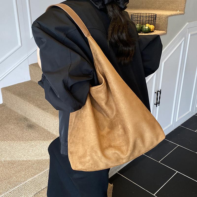 

Вместительная ретро-сумка женская осенне-зимняя универсальная 2025 новая повседневная наплечная сумка текстурная рабочая сумка-тоут для поездок коричневый