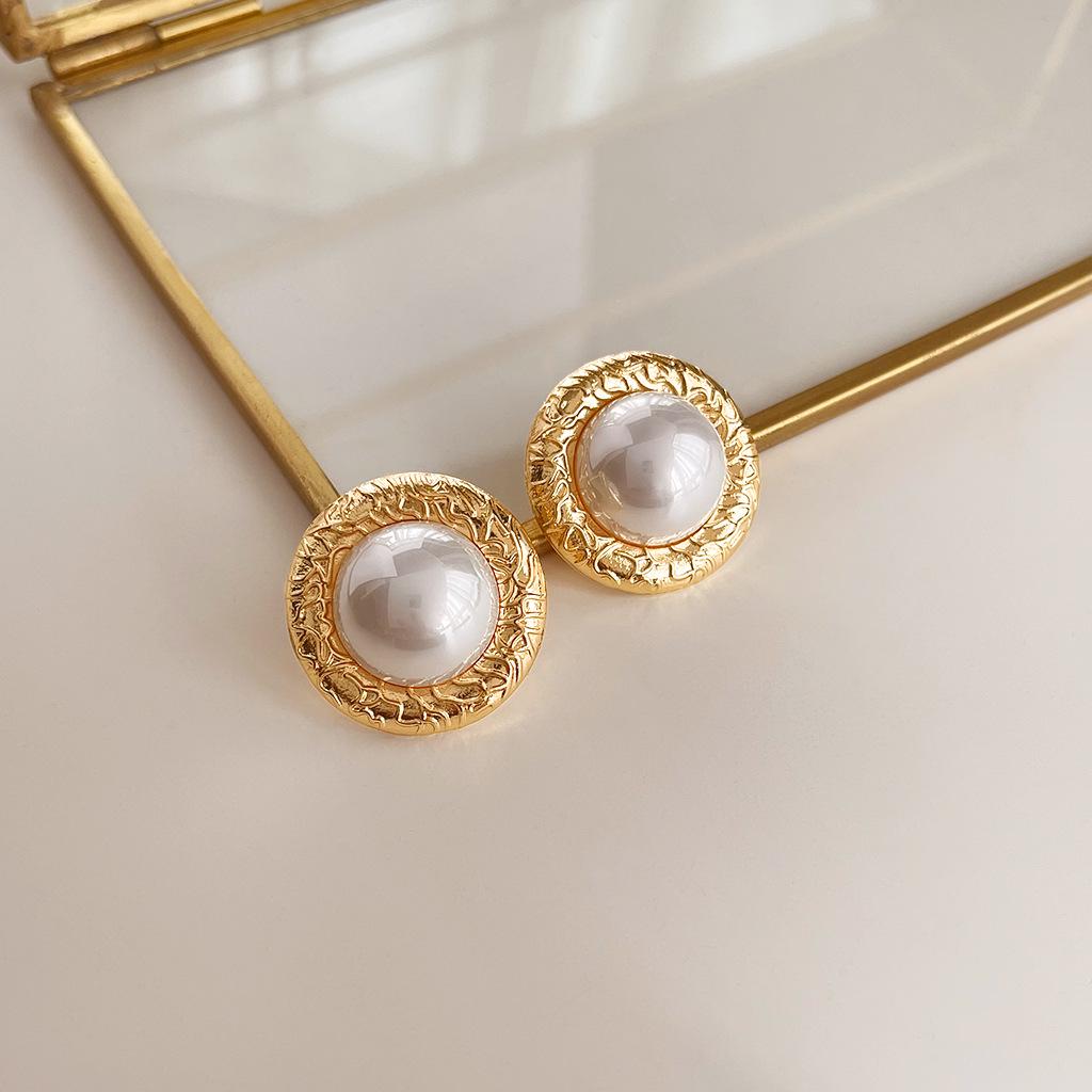 Boucles d'oreilles médiévales vintage à perles: Design rétro à l'huile coulée avec une touche haut de gamme et une personnalité unique