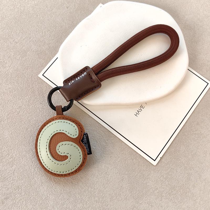 Exquisite Leather Keychain: 26 English Letters - Simple Couple Style Bag Charm, Ideal Small Gift