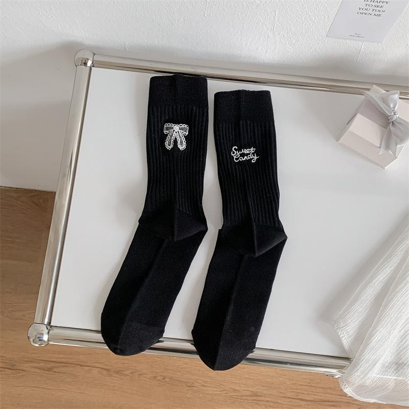 

New Korean Ab Left And Right Foot Embroidered Letter Bow Cotton Socks Women S Mid-Tube Socks Women S Socks One size fits all чорний