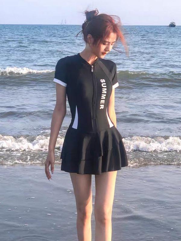 Women's Sporty One-Piece Swimsuit, Slimming Skirt Style, 2024 Conservative Belly-Covering Design, Ideal for Hot Springs.