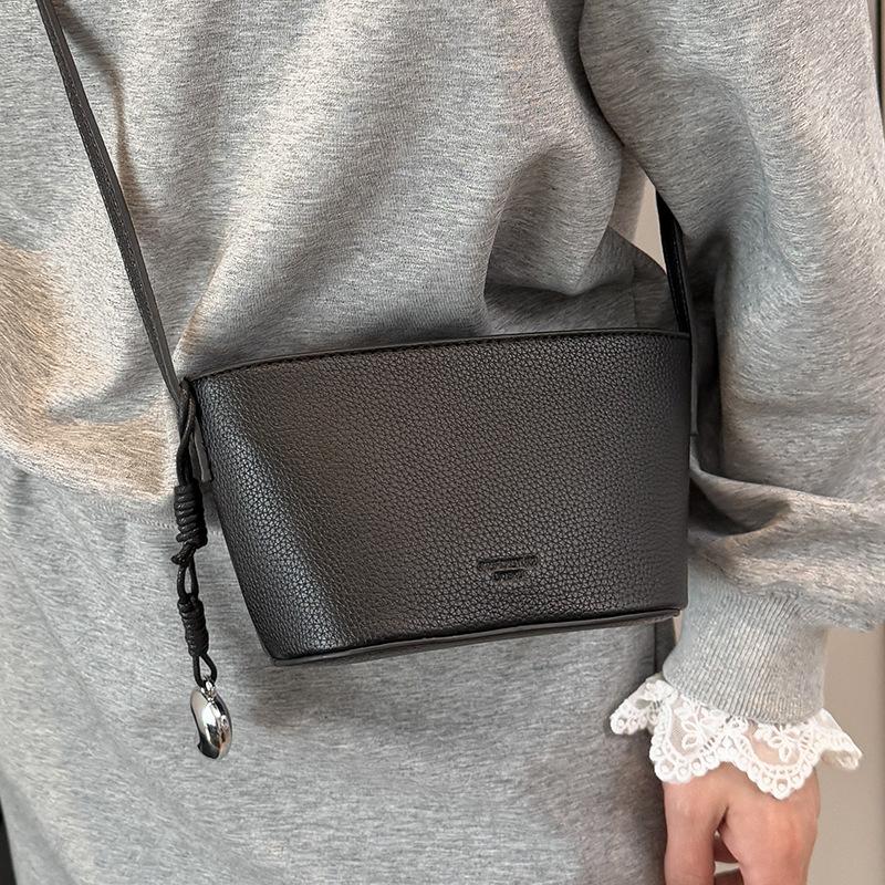 2025 New Niche Design Simple Wind Lychee Pattern Bucket Bag Casual Versatile Korean Sweet Wind Messenger Women's Bag