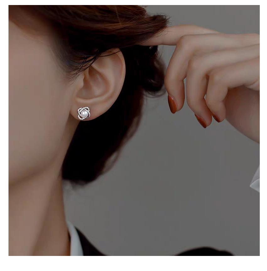 S925 Sterling Silver Pearl Stud Earrings for Women - French Style, High-End Luxury Retro Design, Versatile and Elegant.