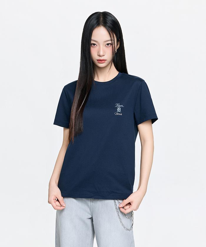 Emelbi Serif Small Lettering Logo Regular Fit Short Sleeve T-Shirt Det (Navy)