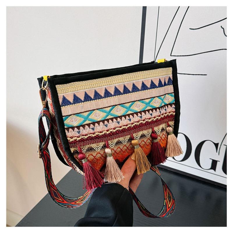 

Простая и универсальная сумка на одно плечо. Ручная сумка через плечо в этническом стиле.