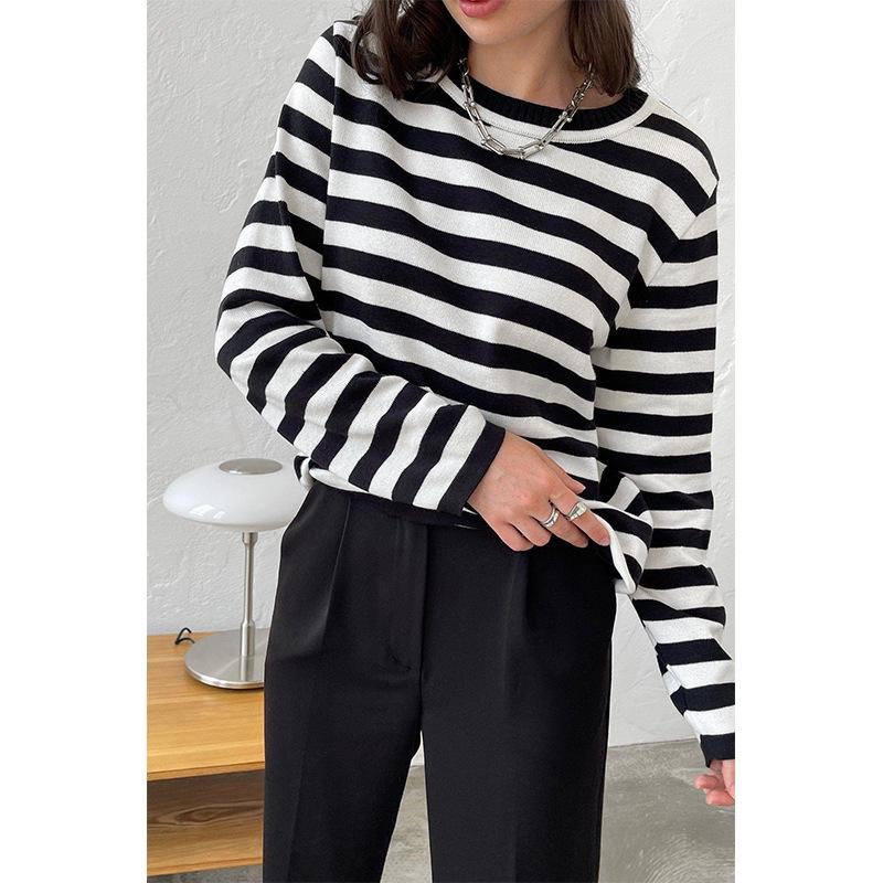 

2025 Spring Retro Striped Women s Sweater: Classic European & American Style Medium