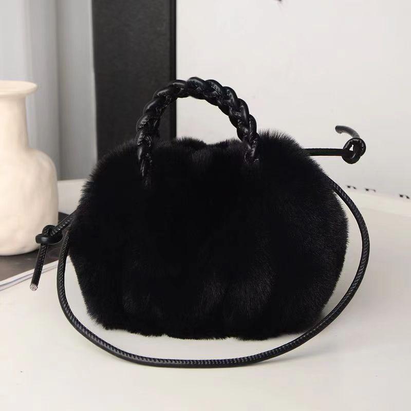 

New Mao Mao bag women s autumn and winter versatile messenger pumpkin plush portable cloud bag fashionable versatile чёрный