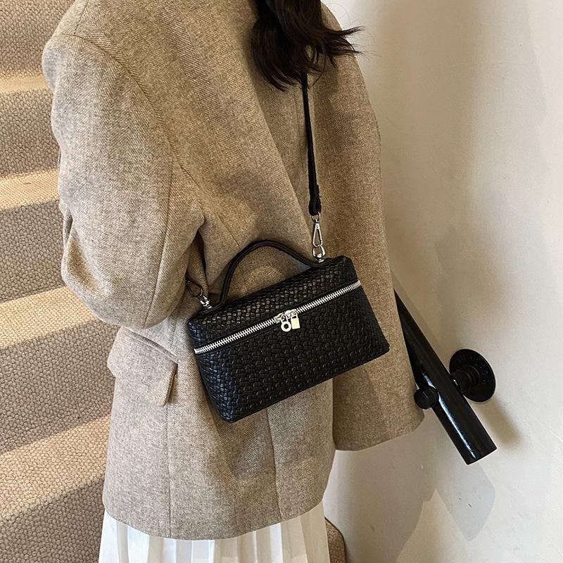 Simple Casual Underarm Bag Women's Korean Version Ins Trendy Retro High-end Small Square Bag 2025 Winter Shoulder Women's Bag