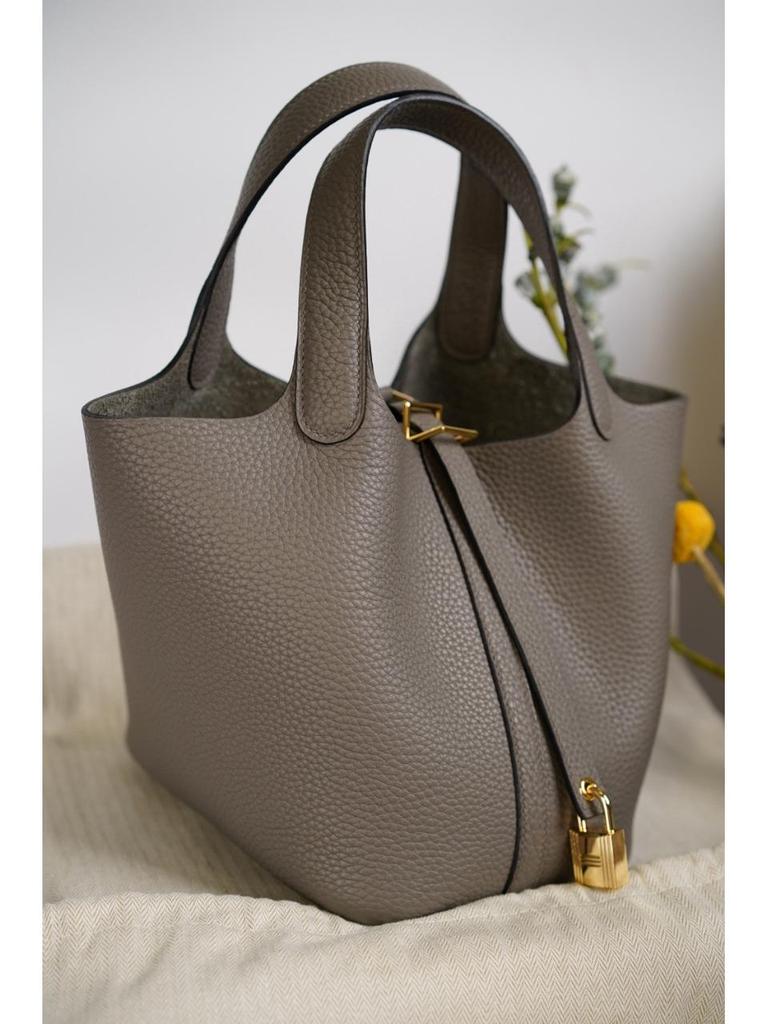 Bolso de Mano para Mujer con Grano de Lichi: Bolso Cubo Versátil, de Alta Gama y de Moda 2025