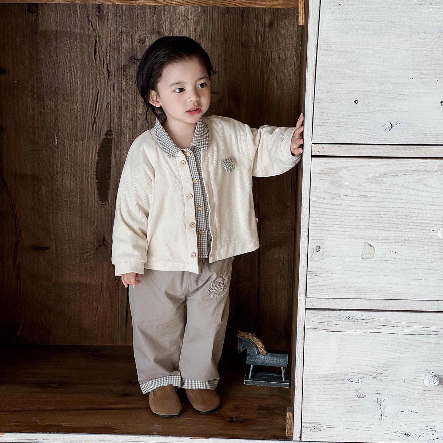 Весенний комплект для мальчика: клетчатая рубашка и брюки: Корейский модный длинный рукав, трехпредметный наряд Size 110 кремовый/белый