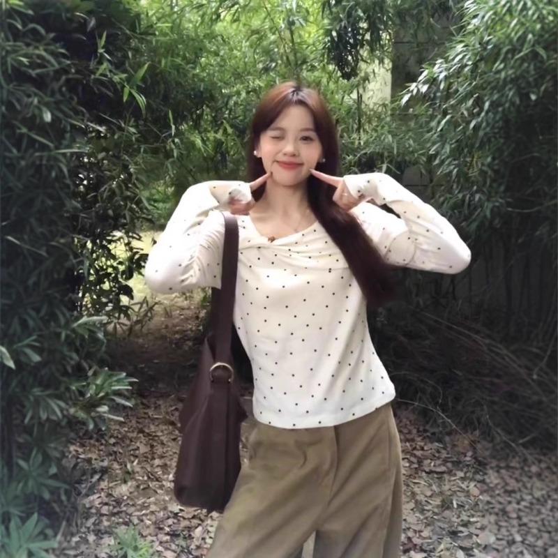 White Polka Dot T-shirt for Women in Early Autumn with Stunning Design and Good-looking Long-sleeved Korean Twist Top Bottoming Shirt