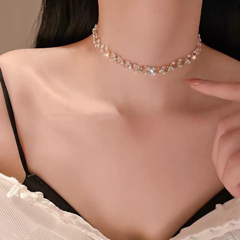 2023 Women's Niche Imitation Pearl Choker with Clavicle Chain Design