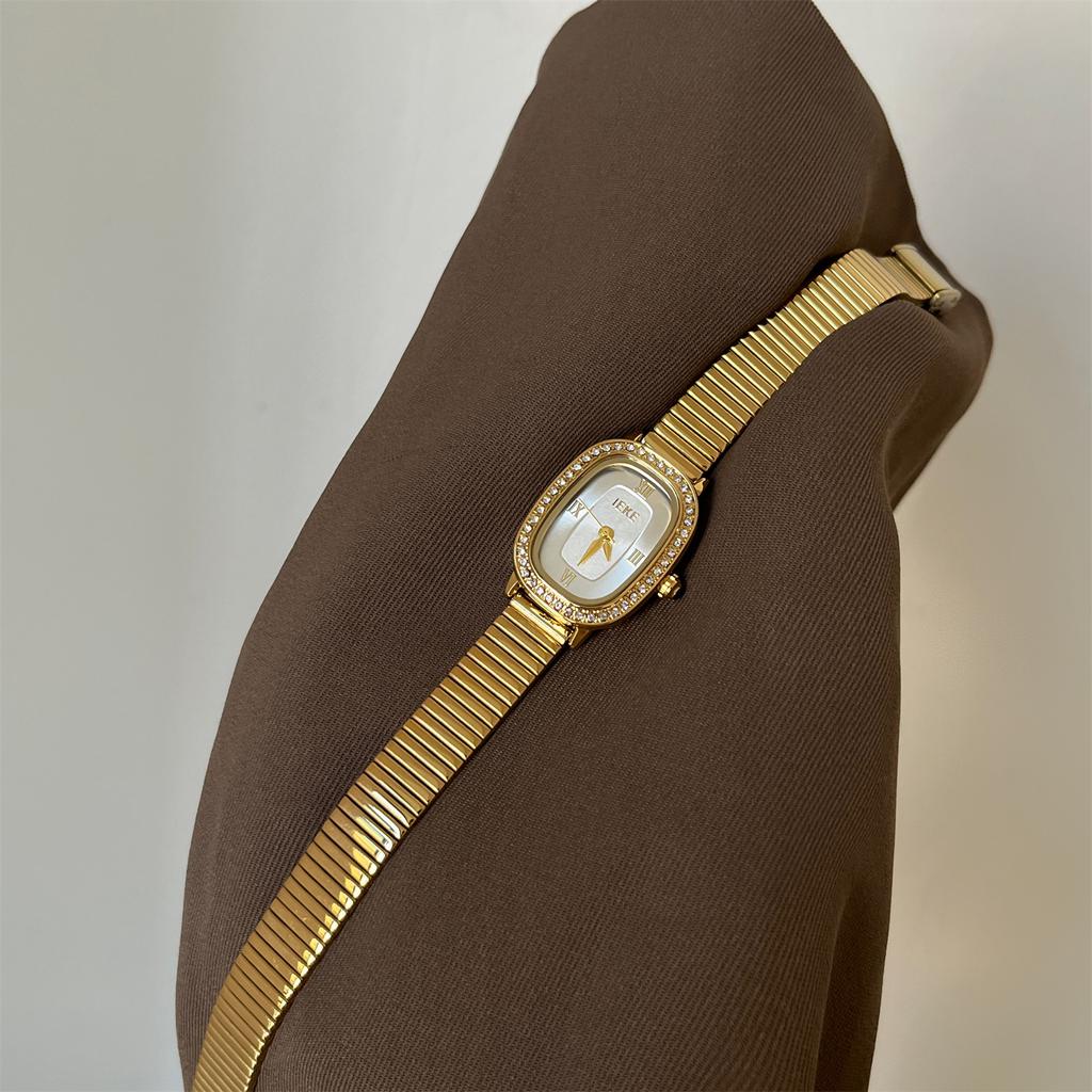 Stylish design, sophisticated oval-shaped women's watch, light luxury gold, exquisite quartz watch, elegant ladies' wristwatch.