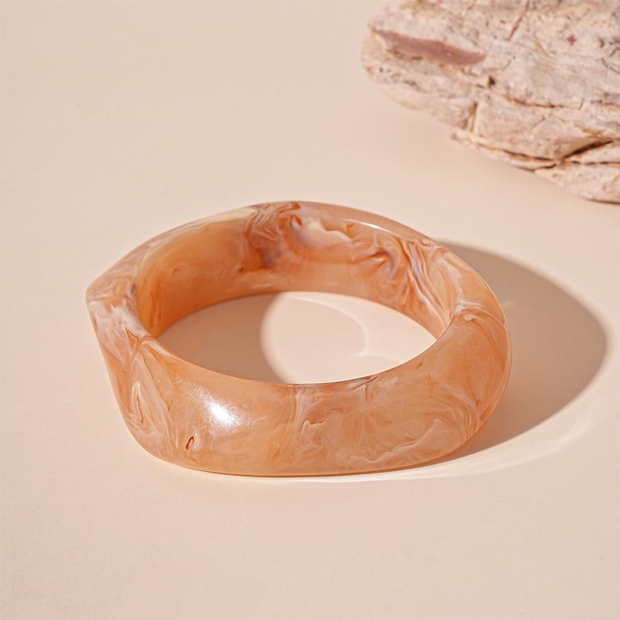 Retro European-American Large Geometric Resin Bangle - Bold, High-End Statement Jewelry for Women