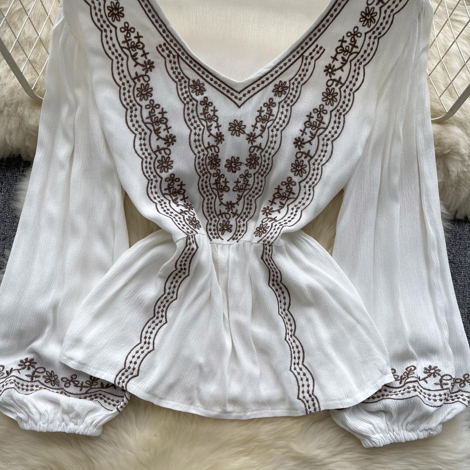 Весенняя свободная блузка с цветочной вышивкой — фото 6